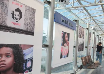 Fotos de atos em homenagem a Marielle Franco são expostas em metrô na França