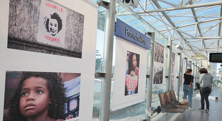 Fotos de atos em homenagem a Marielle Franco são expostas em metrô na França