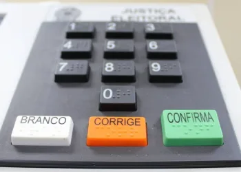 Como funcionam as urnas eletrônicas de outros países
