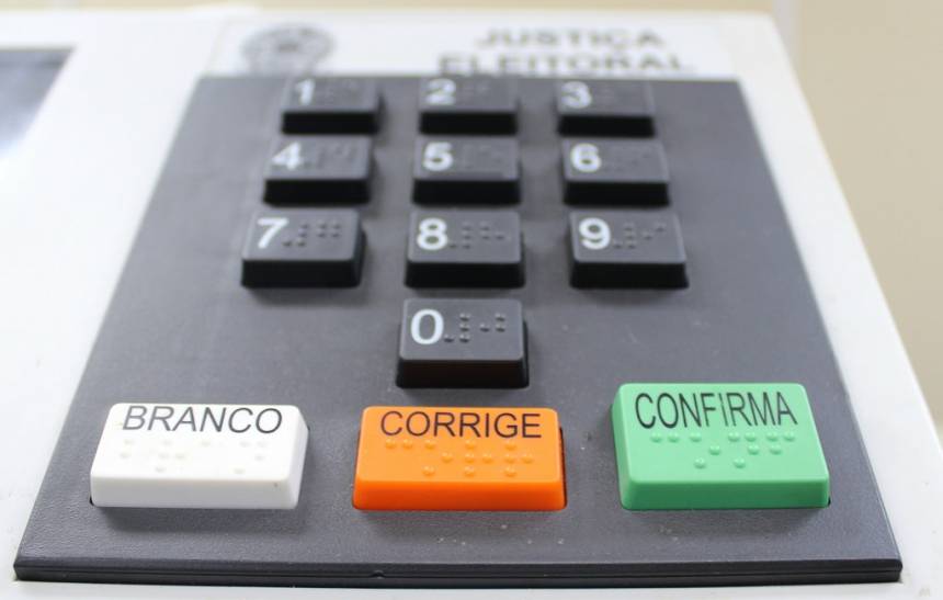 Como funcionam as urnas eletrônicas de outros países