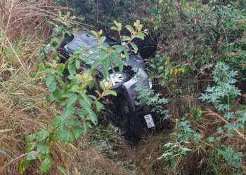 Criança que escalou buraco após família morrer em acidente segue internada