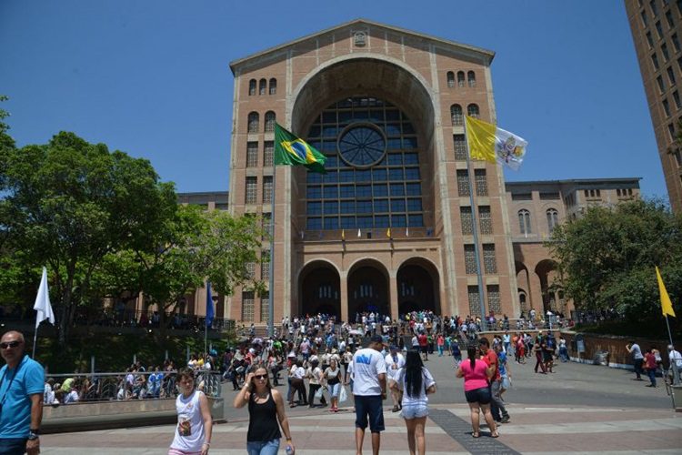 Em Aparecida, cerca de 180 mil fiéis rezam por "união entre os brasileiros"