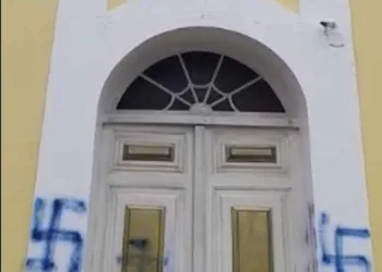 Polícia investiga pichação nazista em igreja na região serrana do Rio