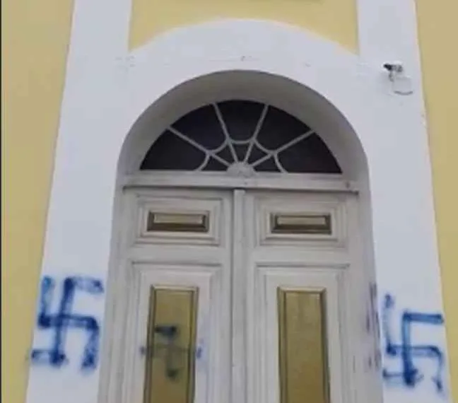 Polícia investiga pichação nazista em igreja na região serrana do Rio