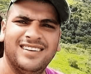 ESSE CARA DA FOTO É MEU PAI….E ELE ME MATOU!!! MEU NOME É LETICIA.