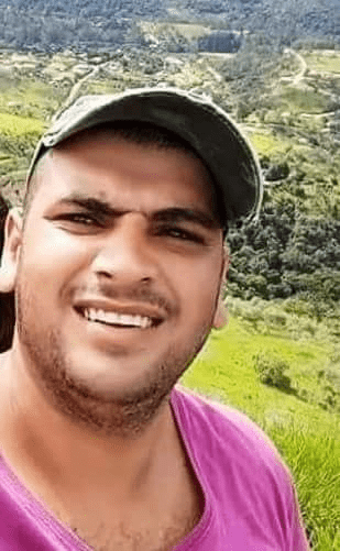 ESSE CARA DA FOTO É MEU PAI….E ELE ME MATOU!!! MEU NOME É LETICIA.