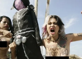 Feministas protestam com seio nu e “castram” boneco de Bolsonaro em Copacabana