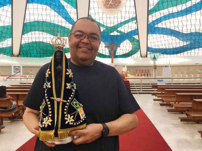 Padre Joăo Firmino: 'Săo os movimentos pastorais que arrecadam dinheiro para ajudar na realizaçăo das festas' (foto: Mariana Machado/Esp. CB/D.A Press )