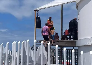 COVARDIA EM PRAIA DA ZONA OESTE!! SALVA VIDAS É ESPANCADO POR BANHISTAS!!( FOTOS)