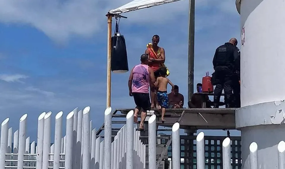 COVARDIA EM PRAIA DA ZONA OESTE!! SALVA VIDAS É ESPANCADO POR BANHISTAS!!( FOTOS)