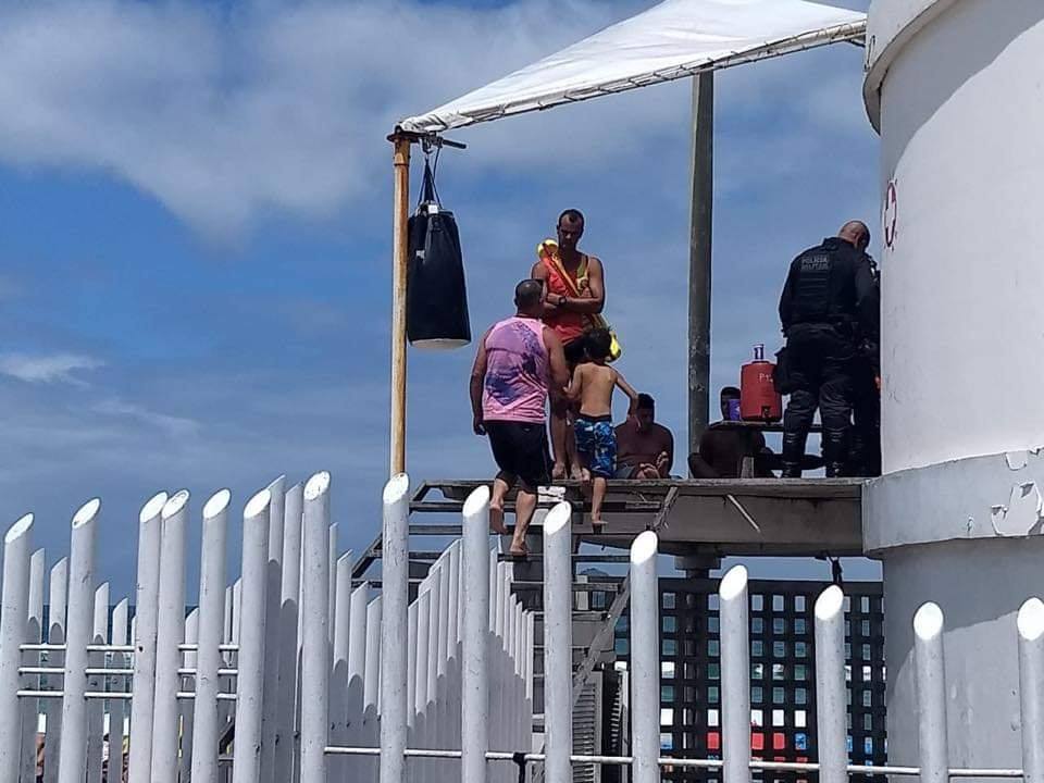 COVARDIA EM PRAIA DA ZONA OESTE!! SALVA VIDAS É ESPANCADO POR BANHISTAS!!( FOTOS)