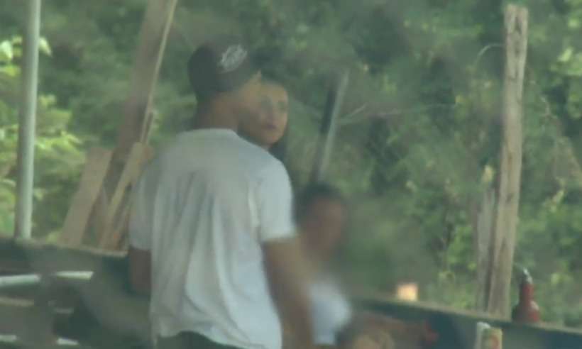 Mesmo preso, goleiro Bruno é flagrado com mulheres e cerveja na cadeia…