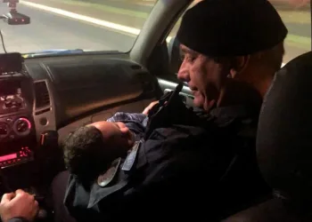 Policiais militares socorrem bebê engasgado durante a amamentação( VIDEO)