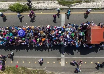 Caravana segue para EUA, apesar da ameaça de Trump de cortar ajuda a centro