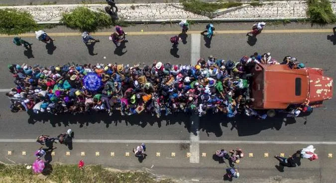 Caravana segue para EUA, apesar da ameaça de Trump de cortar ajuda a centro