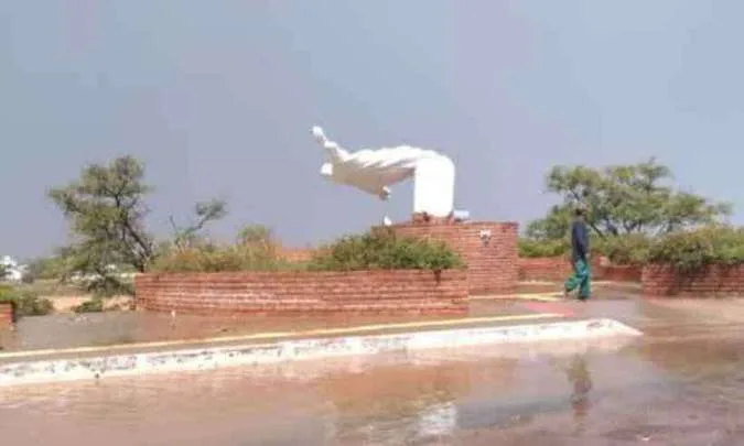 Chuva forte derruba estátua de Cristo e provoca estragos no Norte de Minas
