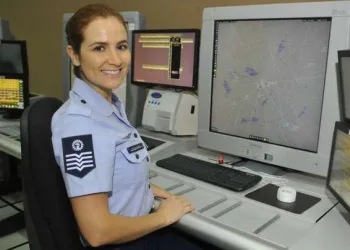 Conheça a rotina dos controladores de voo do aeroporto de Brasília