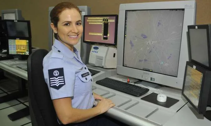 Conheça a rotina dos controladores de voo do aeroporto de Brasília