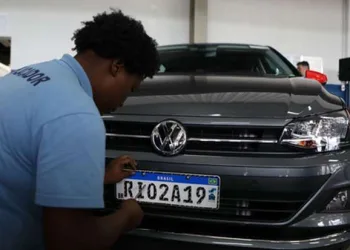 Contran acata Justiça e suspende novas placas de carro do Mercosul no País