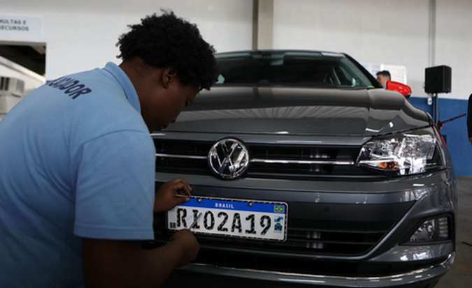 Contran acata Justiça e suspende novas placas de carro do Mercosul no País