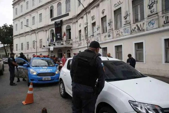 Corpo é encontrado em carro em frente à Faculdade de Direito da UFRJ