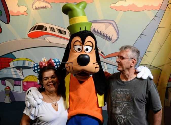 Socorro e Luis Felipe se divertiram no parque de temática infantil nos Estados Unidos: para o casal, năo há idade para realizar e curtir os sonhos(foto: Arquivo pessoal )