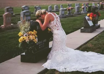 Mulher faz fotos de casamento sozinha após morte trágica do noivo