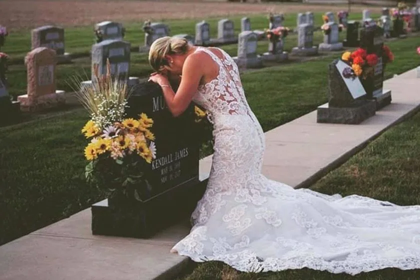 Mulher faz fotos de casamento sozinha após morte trágica do noivo