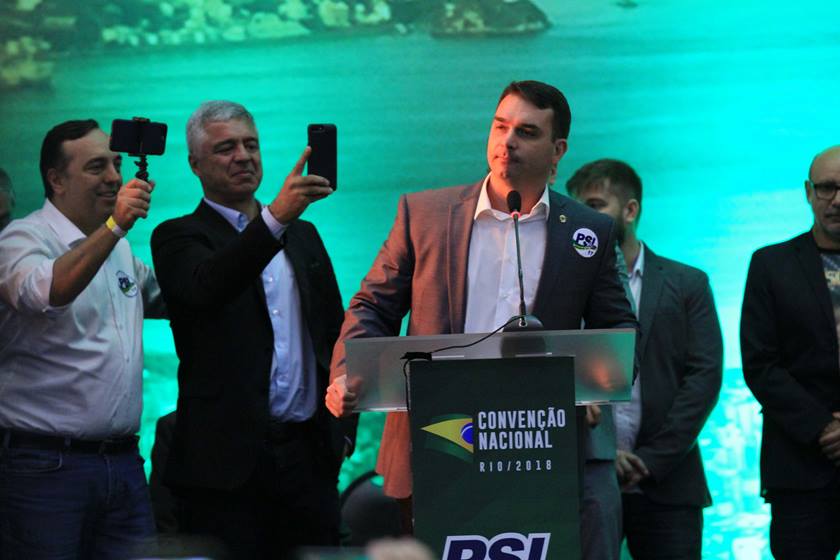 É falsa fala de Flávio Bolsonaro sobre pai matar filho gay