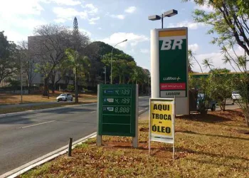 Petrobras reduz em 0,93% preço médio da gasolina nas refinarias nesta sexta