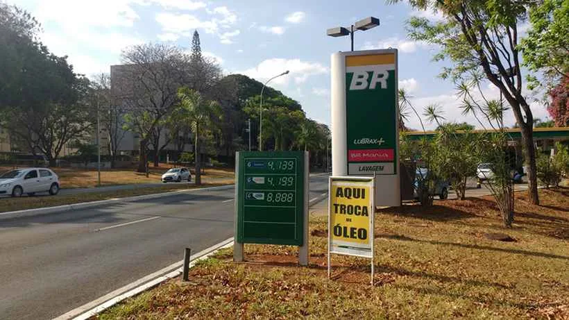 Petrobras reduz em 0,93% preço médio da gasolina nas refinarias nesta sexta