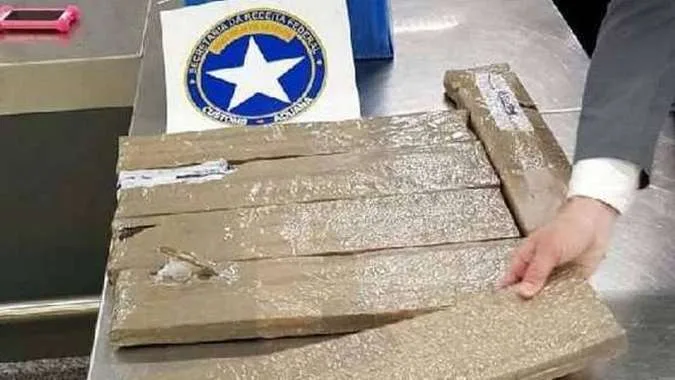 Jovem é presa em aeroporto do Rio com mais de R$ 1 milhão em drogas