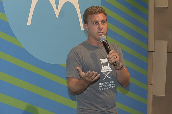 Luciano Huck detona Bolsonaro: “Ideias retrógradas e preconceituosas”