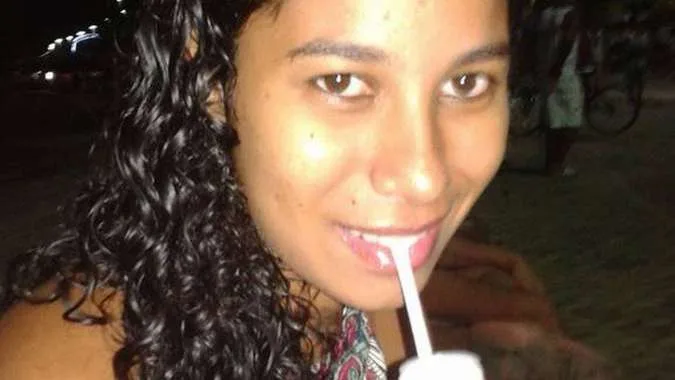 Mãe com filho no colo é morta a facada em assalto na região metropolitana do Rio