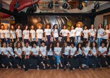 Jovens negras são comparadas a escravas durante desfile em shopping