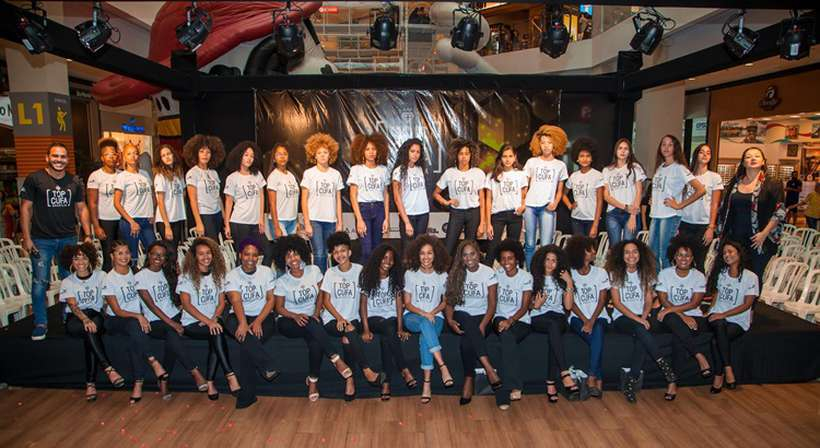 Jovens negras são comparadas a escravas durante desfile em shopping