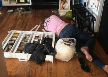 Moradora encontra faxineira dormindo em cozinha após “limpar” bebidas