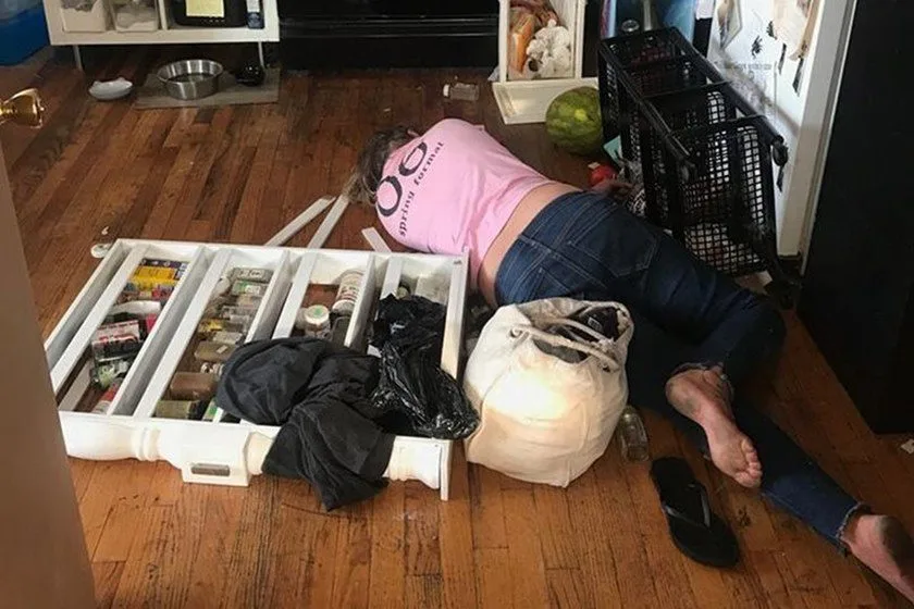 Moradora encontra faxineira dormindo em cozinha após “limpar” bebidas