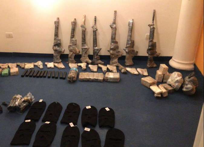 Nos locais da prisăo, foram encontrados um caderno com anotaçőes sobre o plano de açăo, pistolas, sistema de rádio, fuzis, coletes à prova de bala e muita muniçăo.(foto: Agencia Estado)