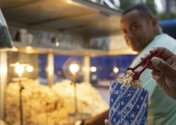Comer pipoca com pinça vira mania entre os cariocas