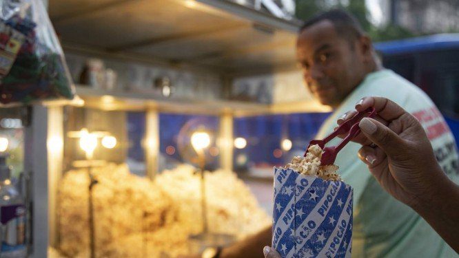 Comer pipoca com pinça vira mania entre os cariocas