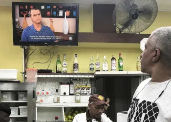 Bolsonaro ataca PT; Haddad ignora Lula