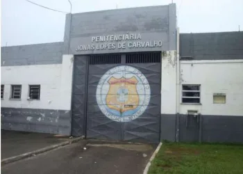 Presos fazem rebelião e mantêm três reféns em Bangu 4, no Rio