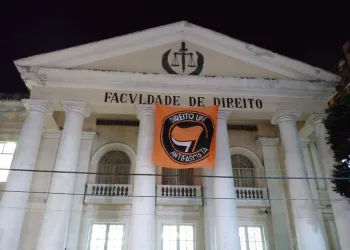 Professores e alunos fazem ato contra retirada de bandeira antifascista da UFF