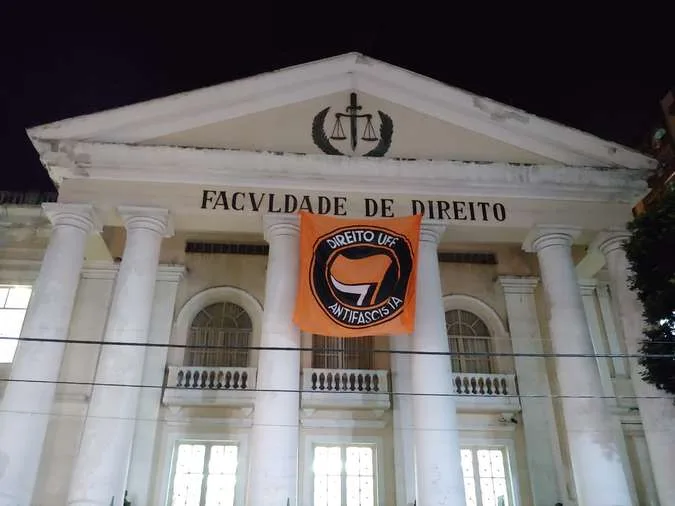 Professores e alunos fazem ato contra retirada de bandeira antifascista da UFF