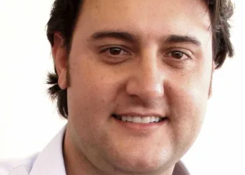 FILHO DE APRESENTADOR FAMOSO É GOVERNADOR COM 85% DE VOTOS!!!