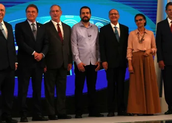 Bolsonaro, mesmo ausente, é atacado em último debate