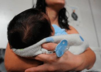 Pai rouba bebê de dois meses dos braços da mãe adolescente e ameaça matá-la