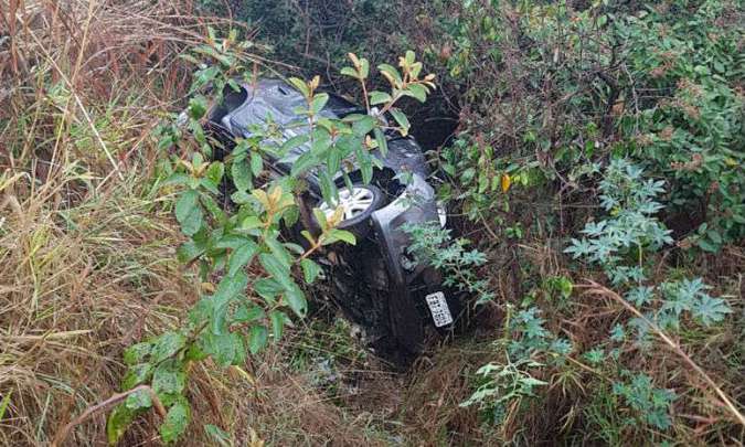 Veículo estava em uma grota fora da pista e por isso ficou fora do radar das autoridades(foto: Corpo de Bombeiros/Divulgaçăo)