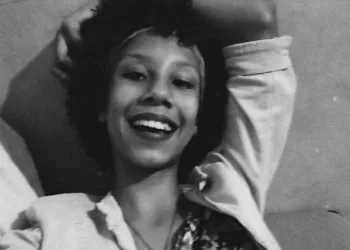 Jovem morta por bala perdida dentro de escola vira nome de rua no Rio